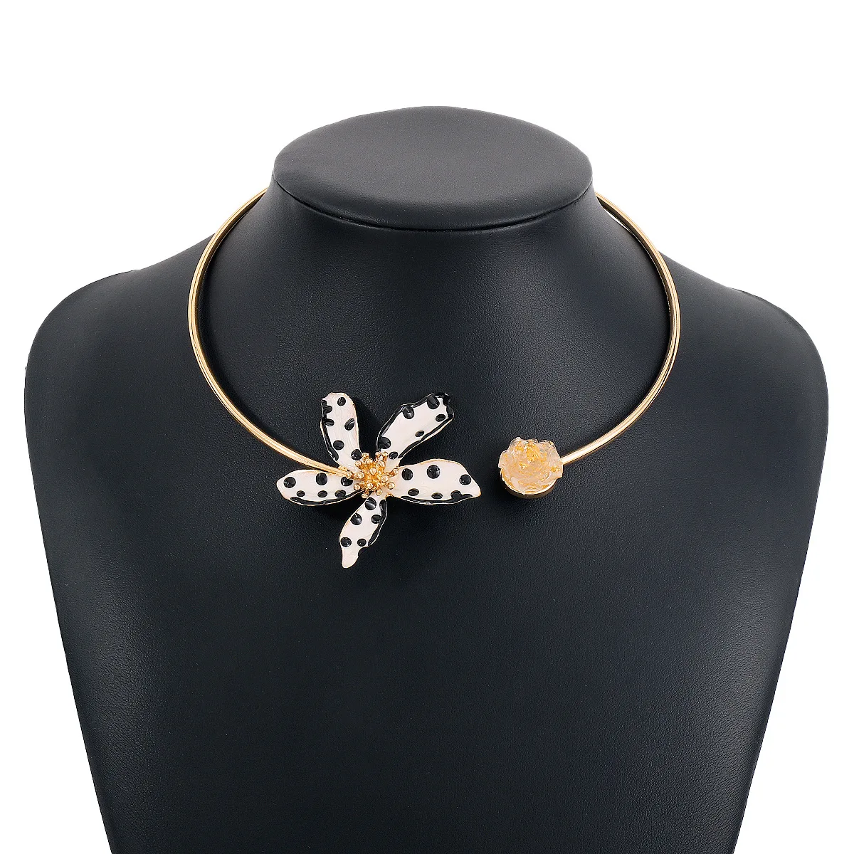 A Fashionable and High-end Oil Dripping Flower Polka Dot Collar, Earring Necklace