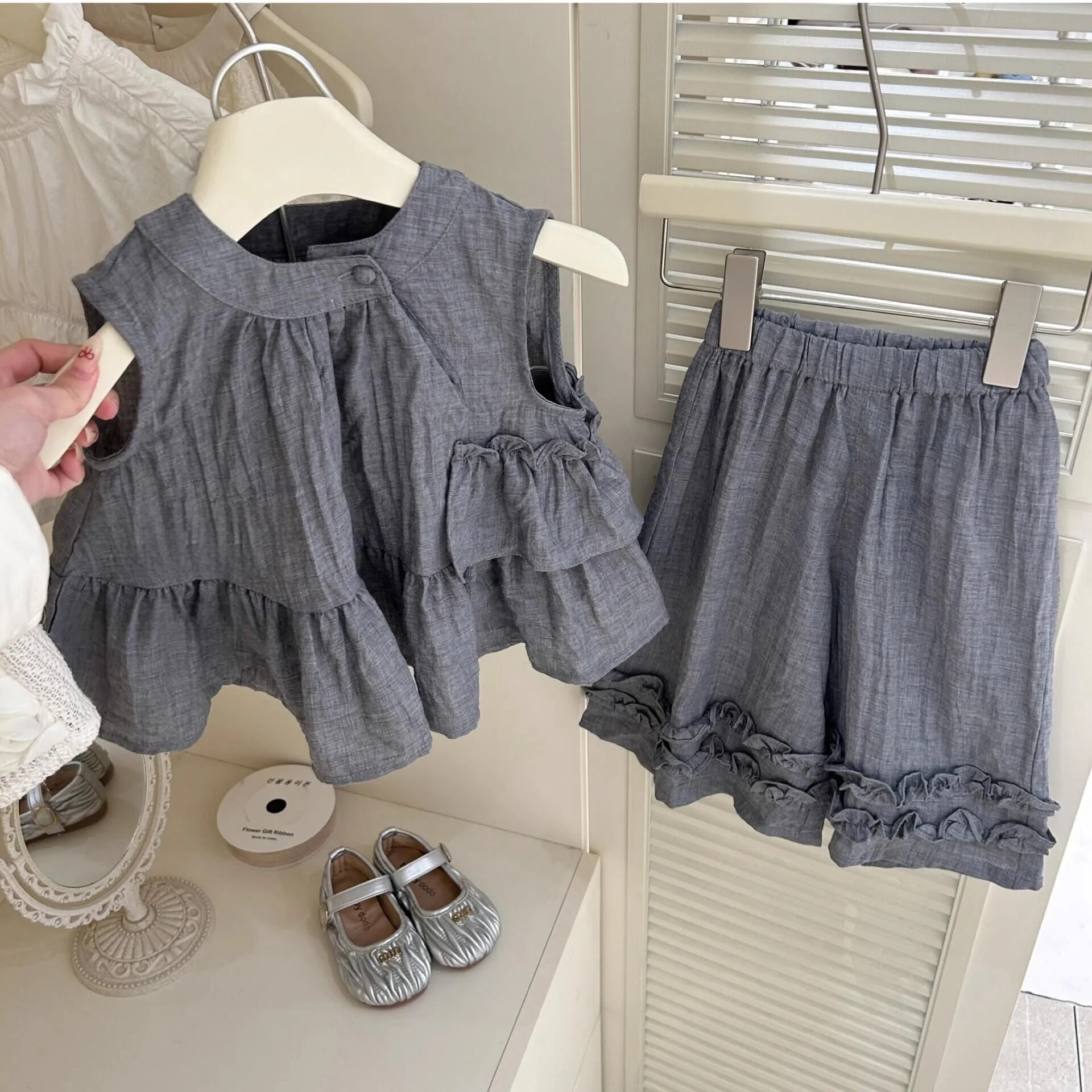 

Summer children's sleeveless shirt with lotus leaf hem and wide-leg pants set, a fashionable two-piece set for girls