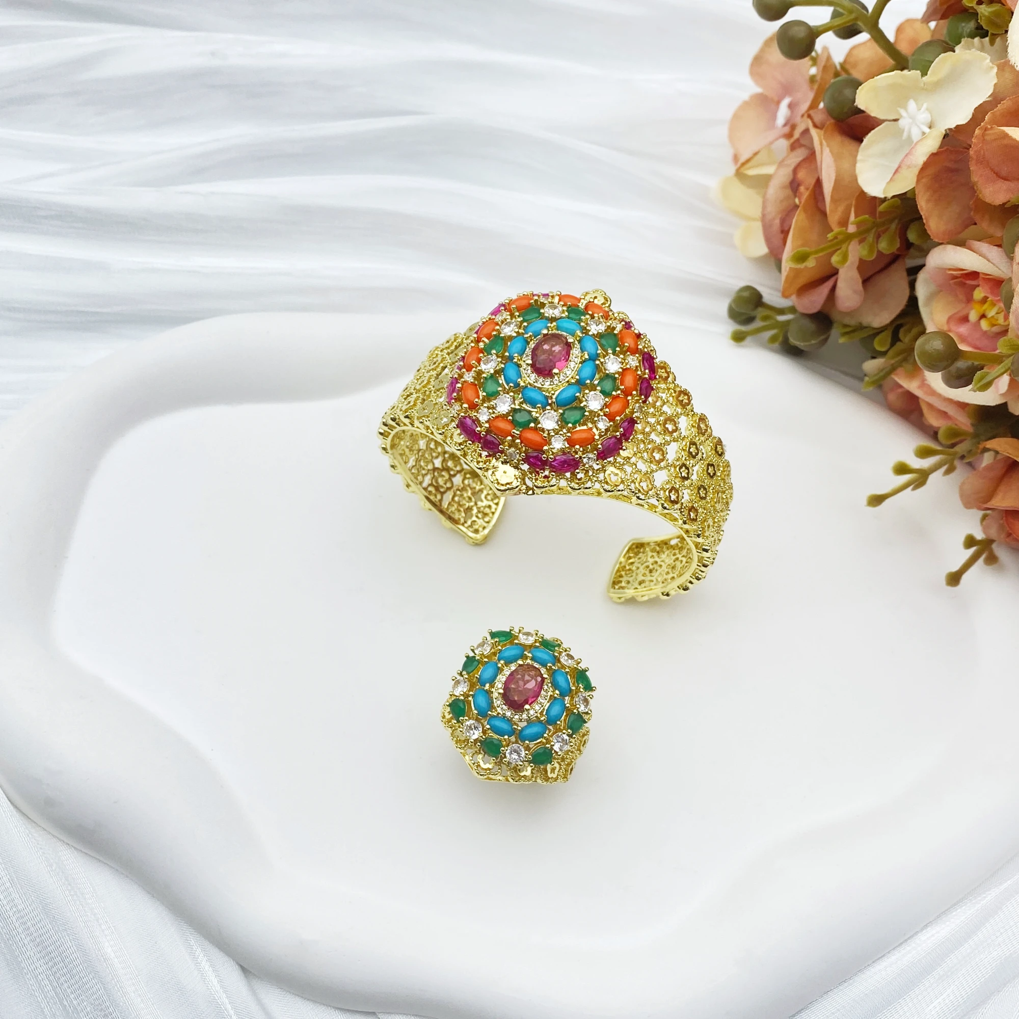 

Элегантный набор украшений Flora: позолоченный латунный браслет и кольцо с цирконами для женщин, в подарочной коробке, для особых случаев