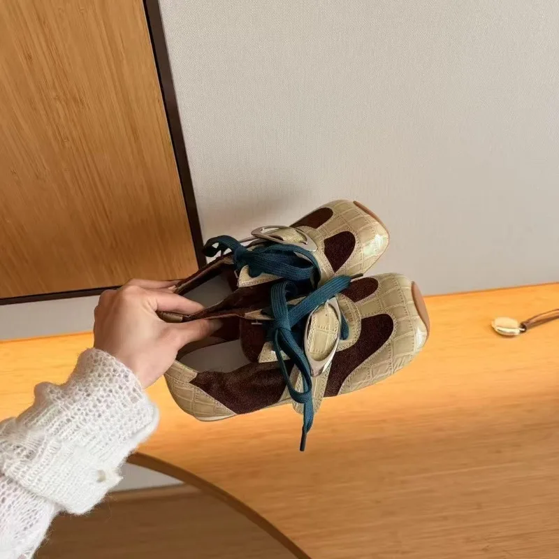 

В ранней весне 2026 года новые женские повседневные туфли в стиле ретро на скрытой танкетке со шнуровкой и цветовыми блоками, универсальные и стильные.