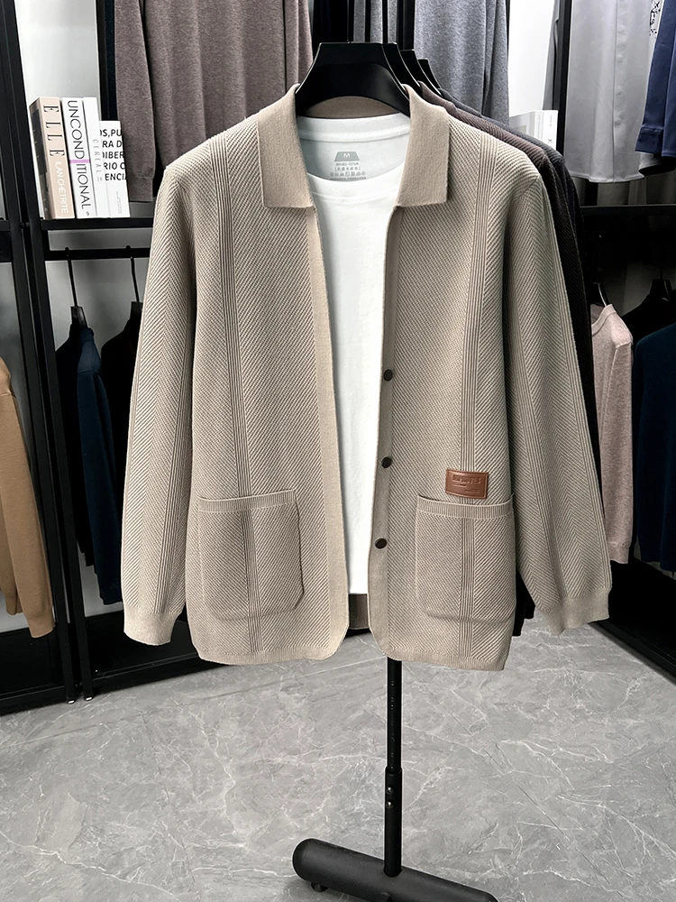 

Высококачественный тренд Мужская трикотажная Пальто Осенний новый карман для отдыха Удобный перевернутый воротник Корейская стиль мода Пуговицы роскошный кардиган