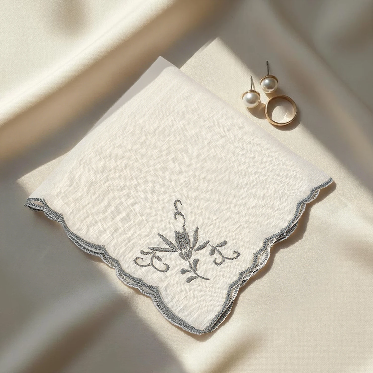 Vintage handbesticktes Leinen-Taschentuch aus reinem Jute-Leinen, quadratische Serviette mit Einseitiger Stickerei und Wellenkante, elegant für Hochzeiten – Detail 2