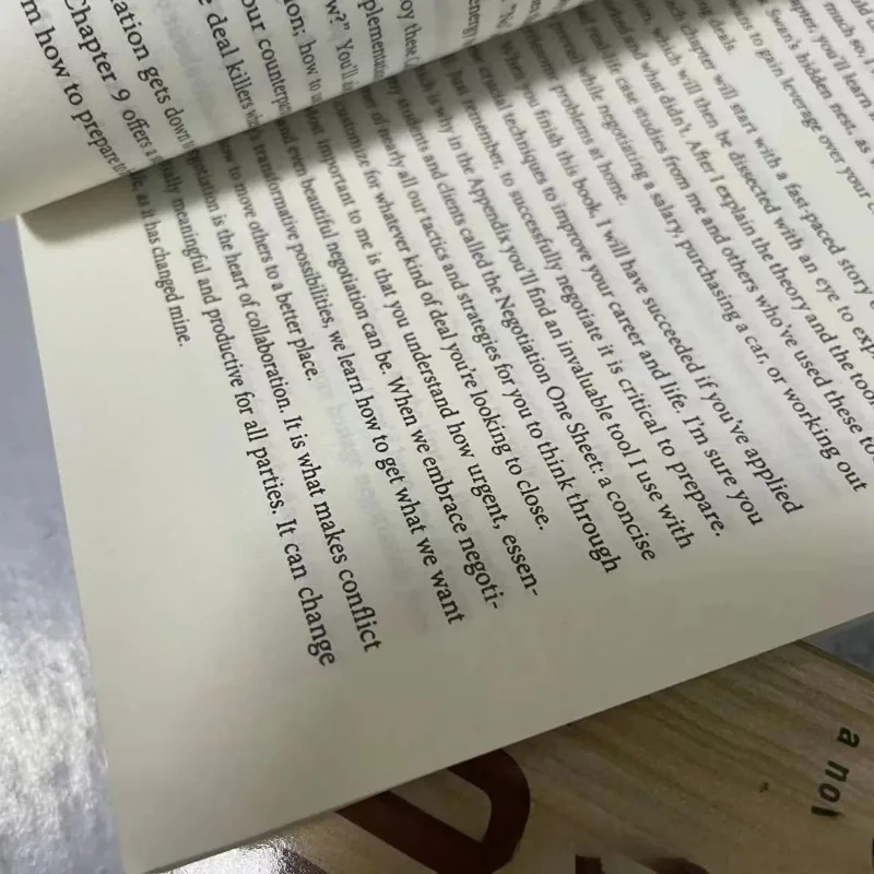 "لا تقسيم الفرق أبدًا" من تأليف كريس فوس: التفاوض والذكاء العاطفي ومهارات التواصل للبالغين (الطبعة الإنجليزية)