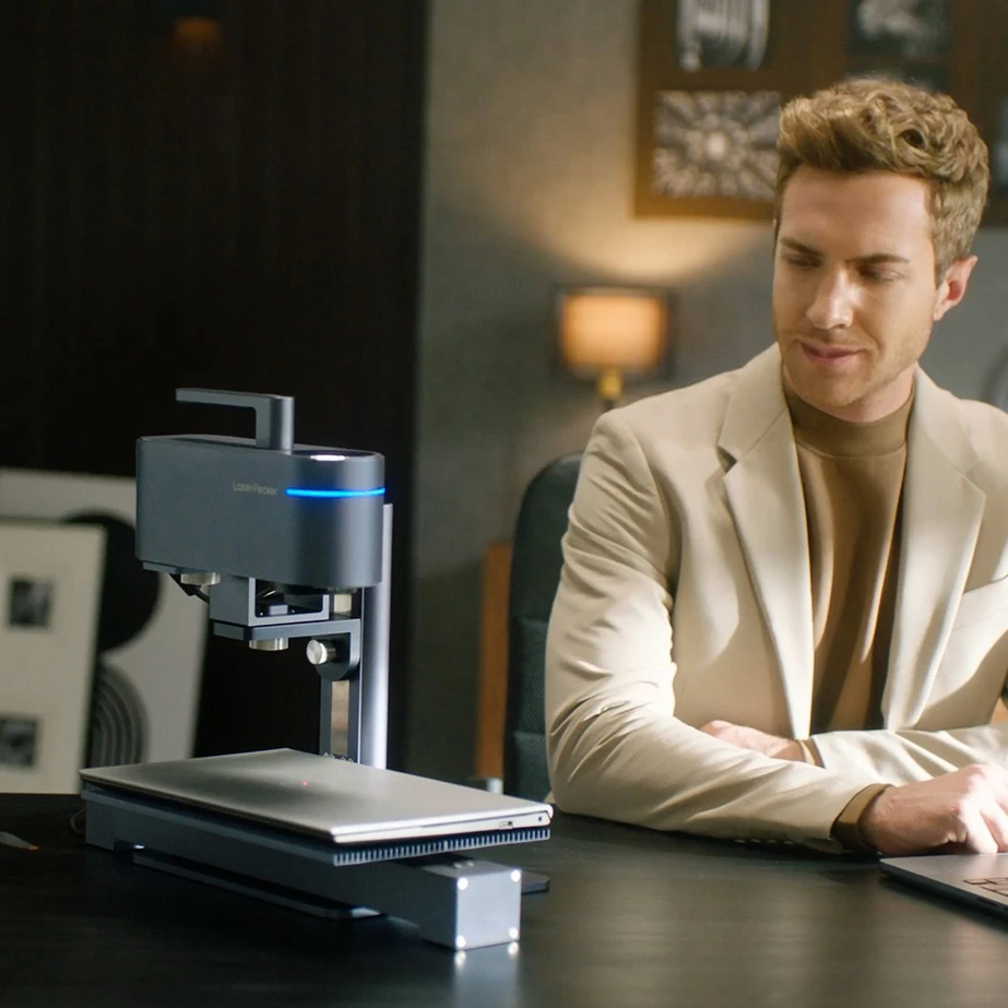 الذكية شاشة LED تعمل باللمس LP4 الشريحة الليزر حفارة طبقة النقش قطع المحمولة آلة الحفر بالليزر الصغيرة لجميع المواد