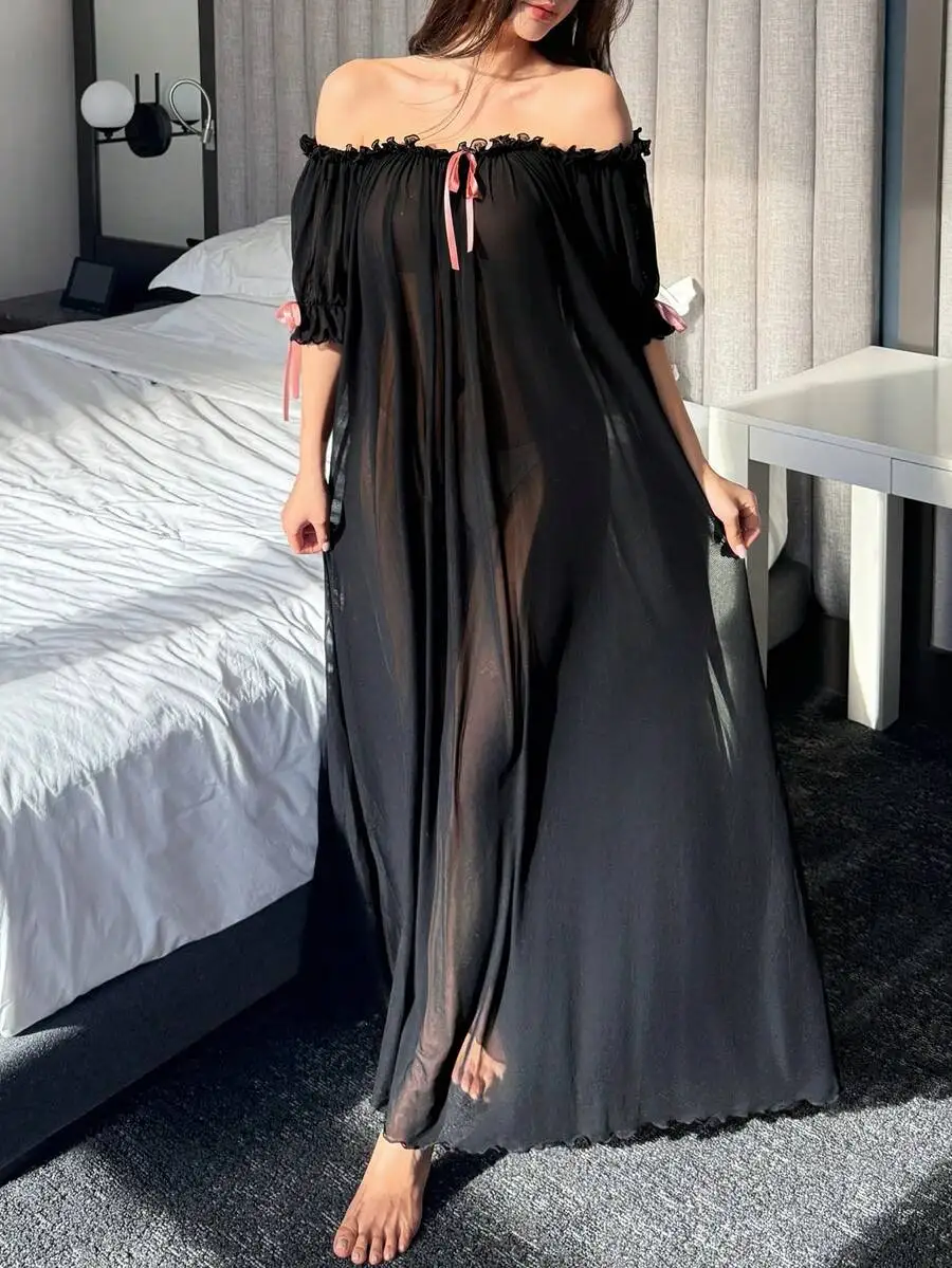 

Черная прозрачная ночная сорочка с открытыми плечами, рюшами по низу и розовыми лентами