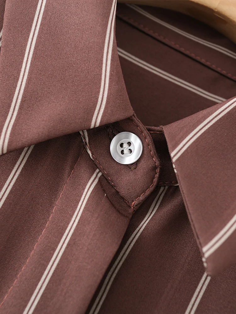 Kemeja wanita bergaya Eropa, serbaguna, elegan, kasual, lengan panjang, bergaris, dengan saku dan kerah.