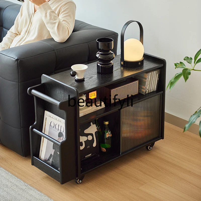 حافة من الخشب الصلب، عدد قليل من طاولات القهوة الصغيرة، رف خزانة عربة سوداء قابلة للإزالة