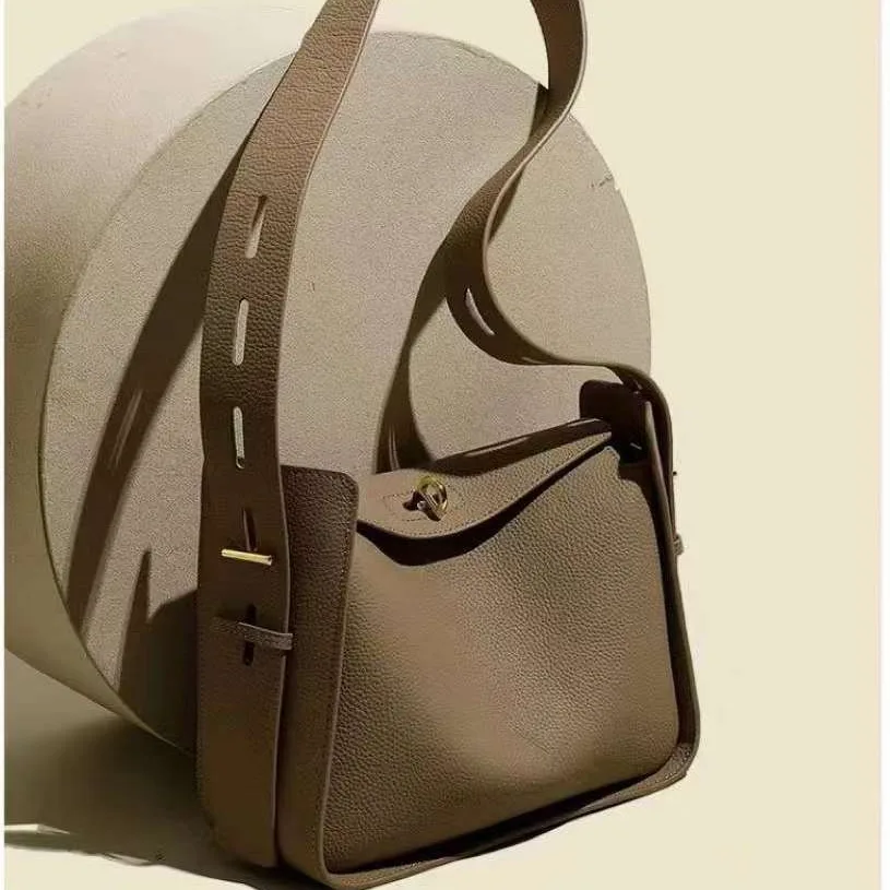 New Niche Luxury Designer Shoulder Crossbody Armpit Bag Head Layer Cowhide Leather Ladies Wide Shoulder Strap Large Capacity Bag