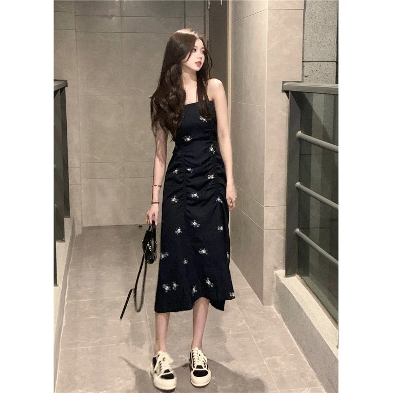 

Purely alluring floral black camisole dress for women, summer waist-cinching petite pleated long dress with a French design