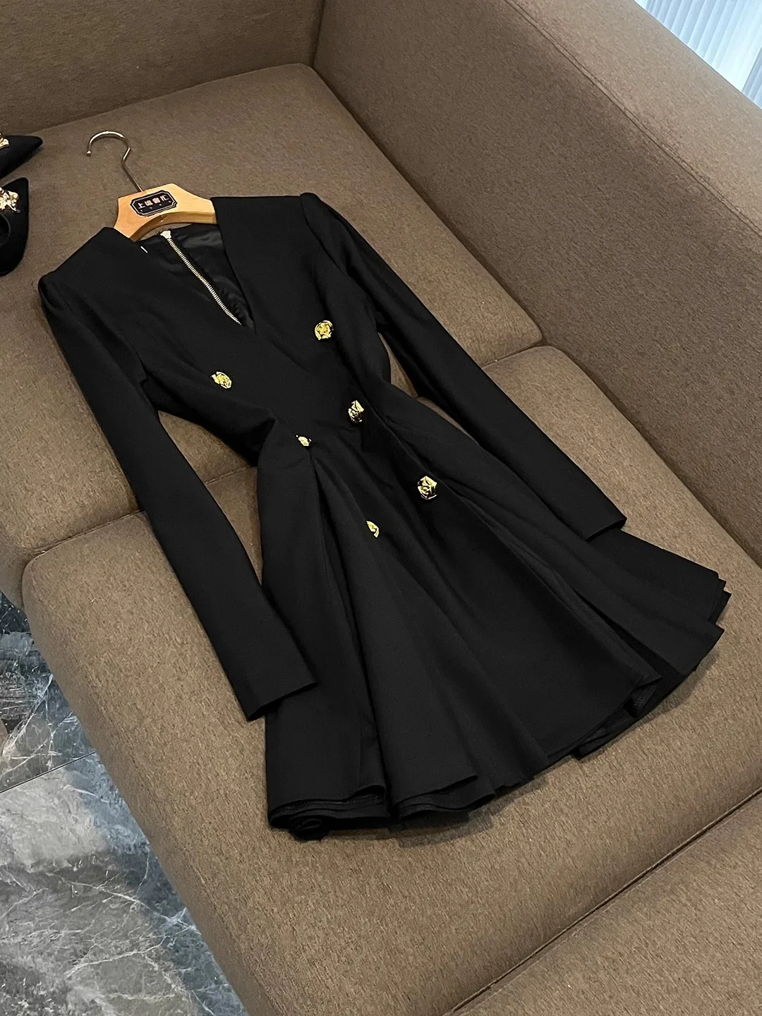 

Элегантное осеннее приталенное платье с длинным рукавом и V-образным вырезом, с золотыми пуговицами, подчеркивающее талию, для деловых встреч, для женщин