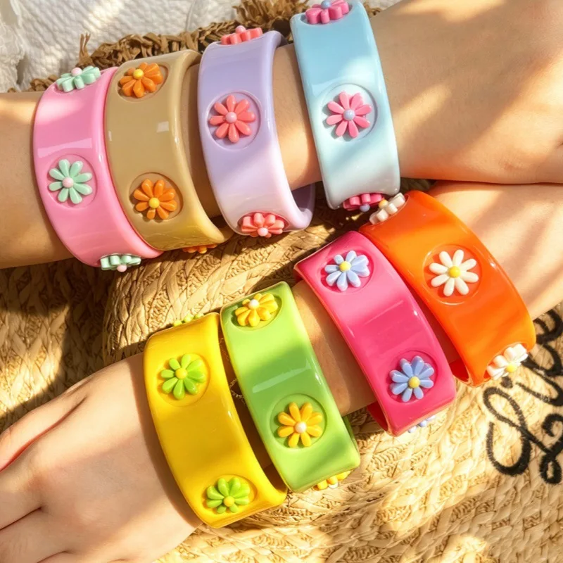 Sweet Cute Daisy-patch Resin Bangles for Women Trendy Colorful Dopamine-style Wide bangles Wirstband Jewelry Gifts