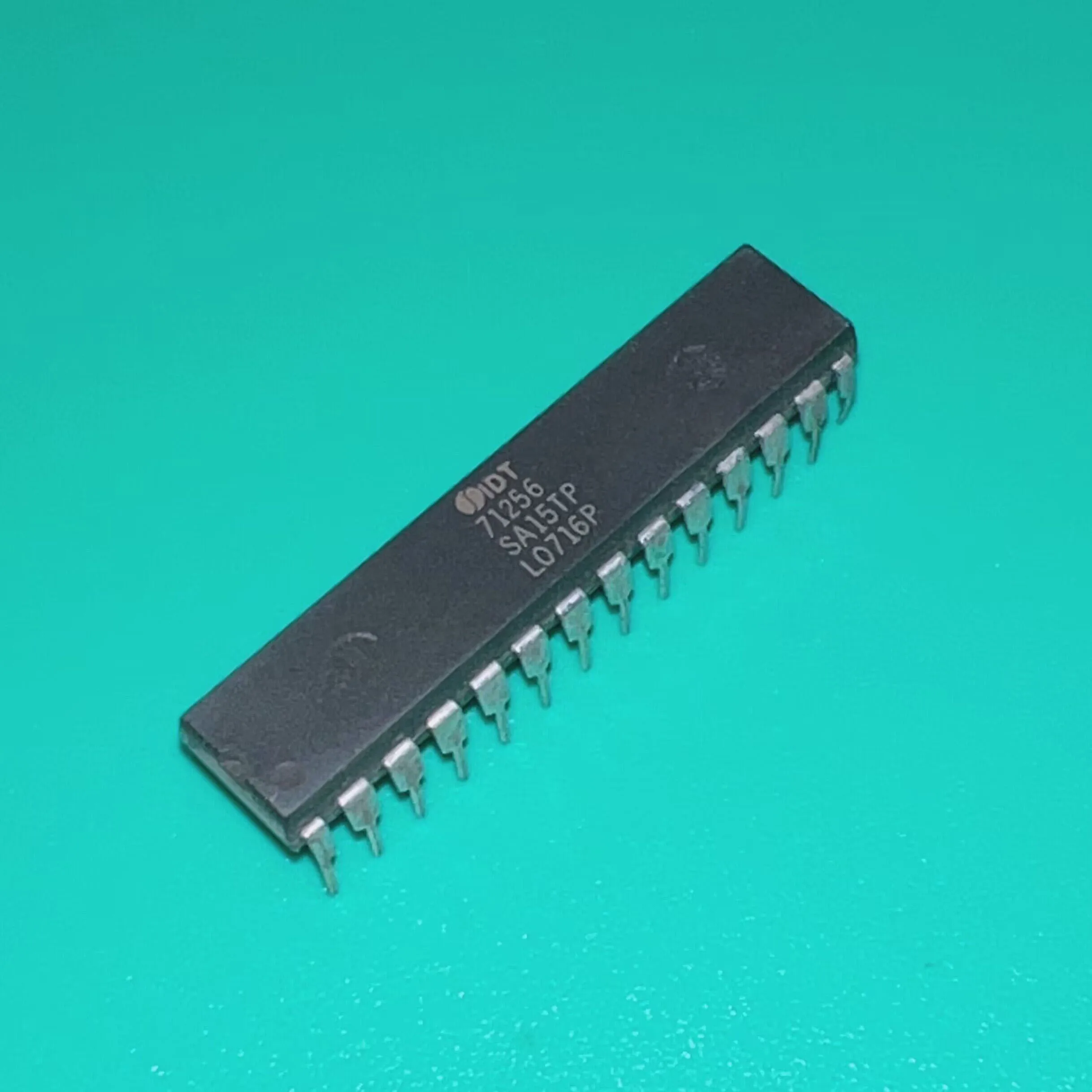 

IDT71256SA15TP DIP28 RTD 71256 SA15TP IC S ОЗУ 256 кбит параллельная 28DIP CMOS статическая ОЗУ 256K бит IDT71256SA15 TP IDT71256SA 15TP