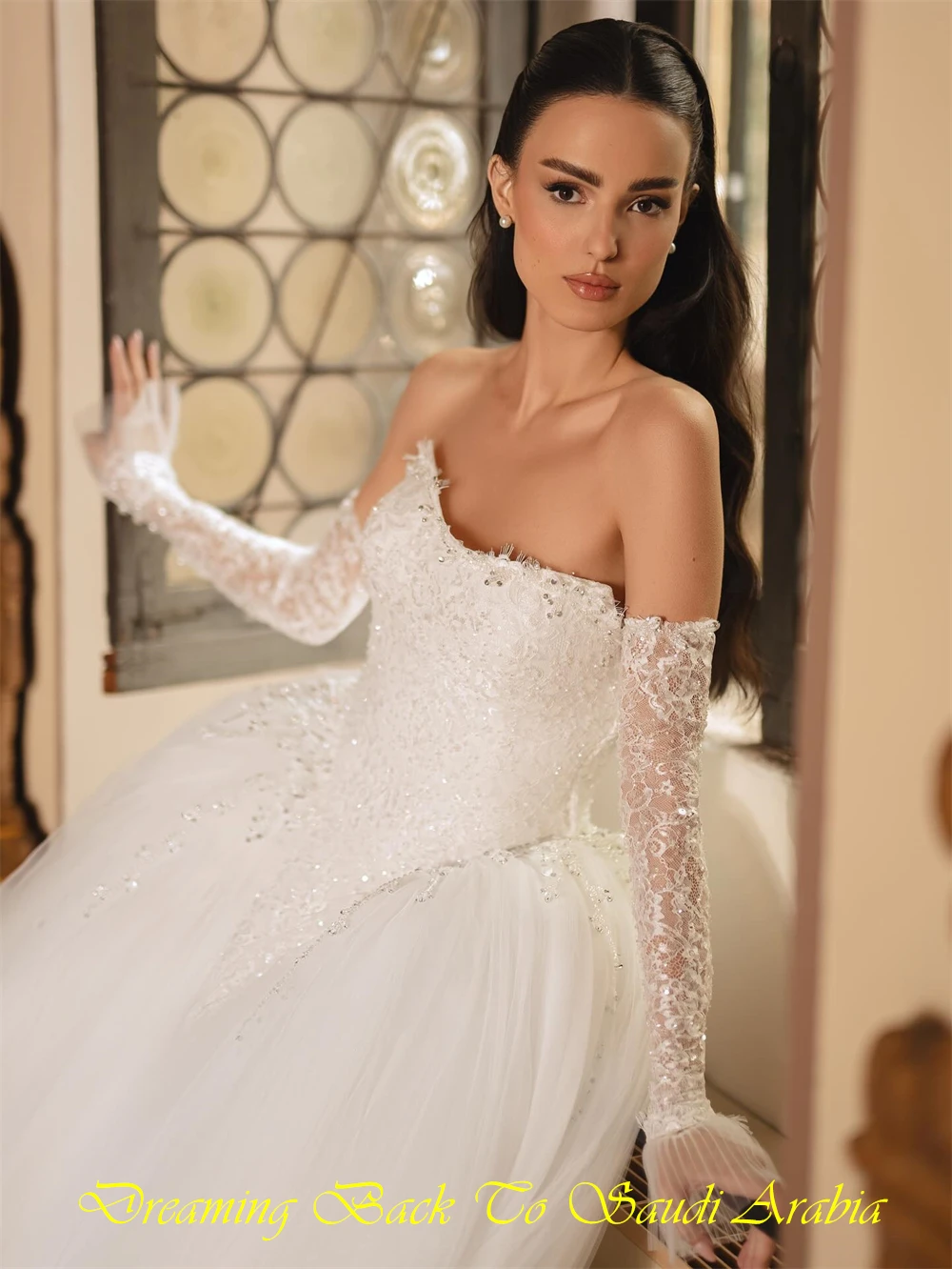 Maßgeschneidertes klassisches weißes Organza-Hochzeitskleid, formelles, trägerloses, ärmelloses Brautkleid, zartes A-Linien-Abschlussballkleid mit Kapellenschleppe