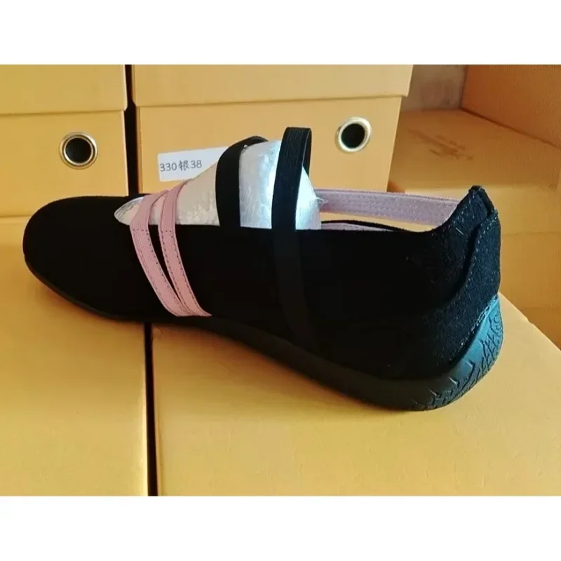 أحذية نسائية منخفضة على الموضة 2025 رأس مستدير ناعمة من الأسفل منتصف الفم أحذية باليه مريحة ريترو مسطحة القاع أحذية رياضية واحدة للركاب