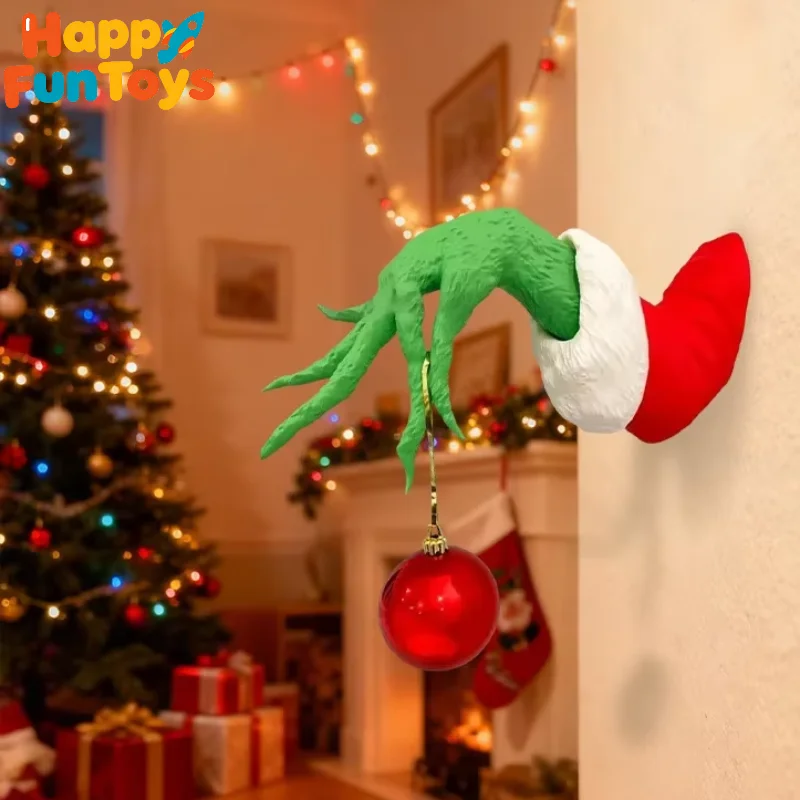 Der Feen-Weihnachtsbaum ist mit grünen Plüschtieren, Monster-Arme-Puppen und Feen-Weihnachtsbäumen verziert, um die Party zu dekorieren
