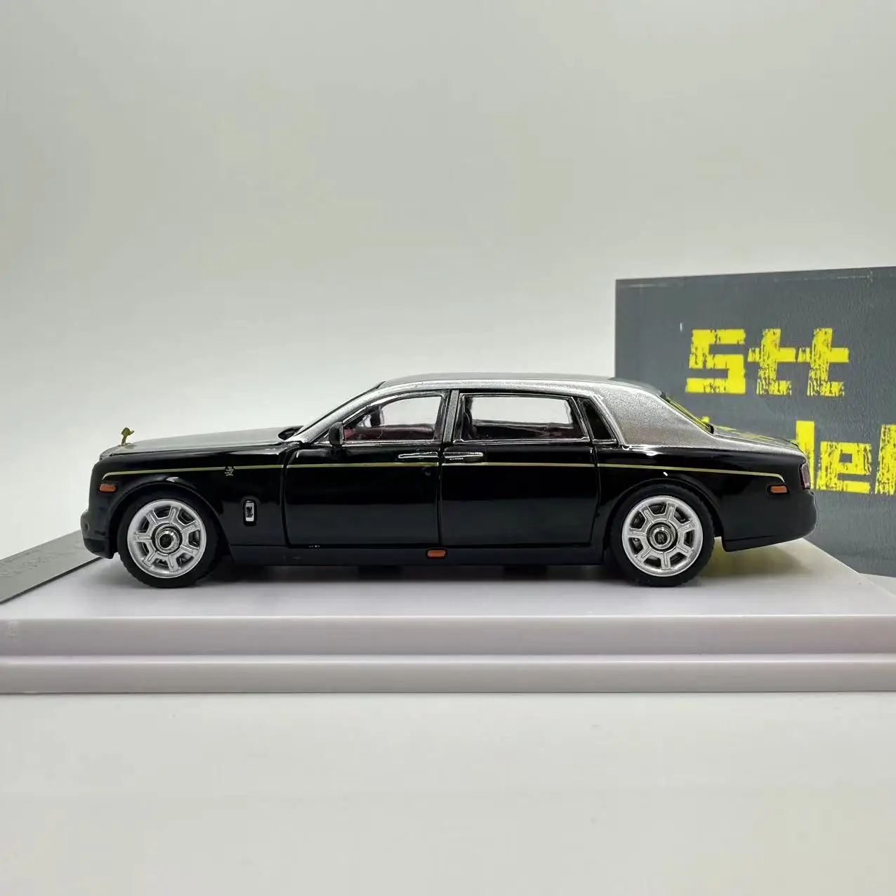 DCM 1:64 Royce Phantom BlackSilver /Dragon of Year Edition Diecast Model Car