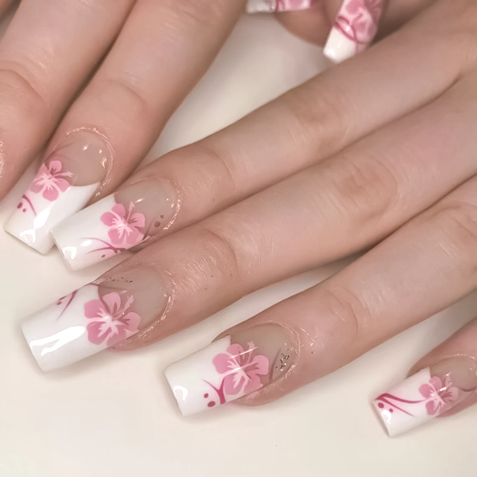 

Sweet Girls Charms Fake Nails 24Pcs White French Press On Nails Pink Flower Printed Medium Length Coffin False Nails Art