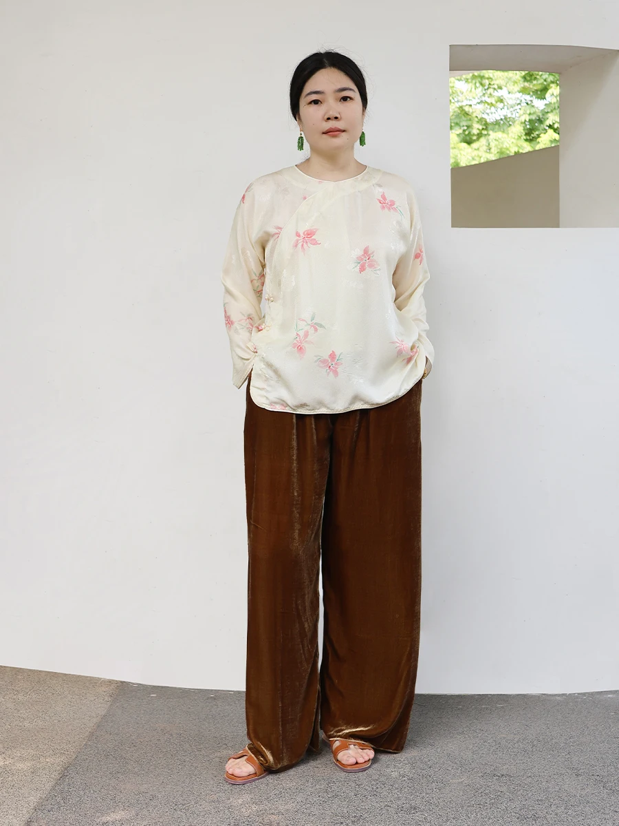 

Новая китайская свободная блузка из шелка с вышивкой, женская повседневная длинная рубашка, желто-белая, модель 2024