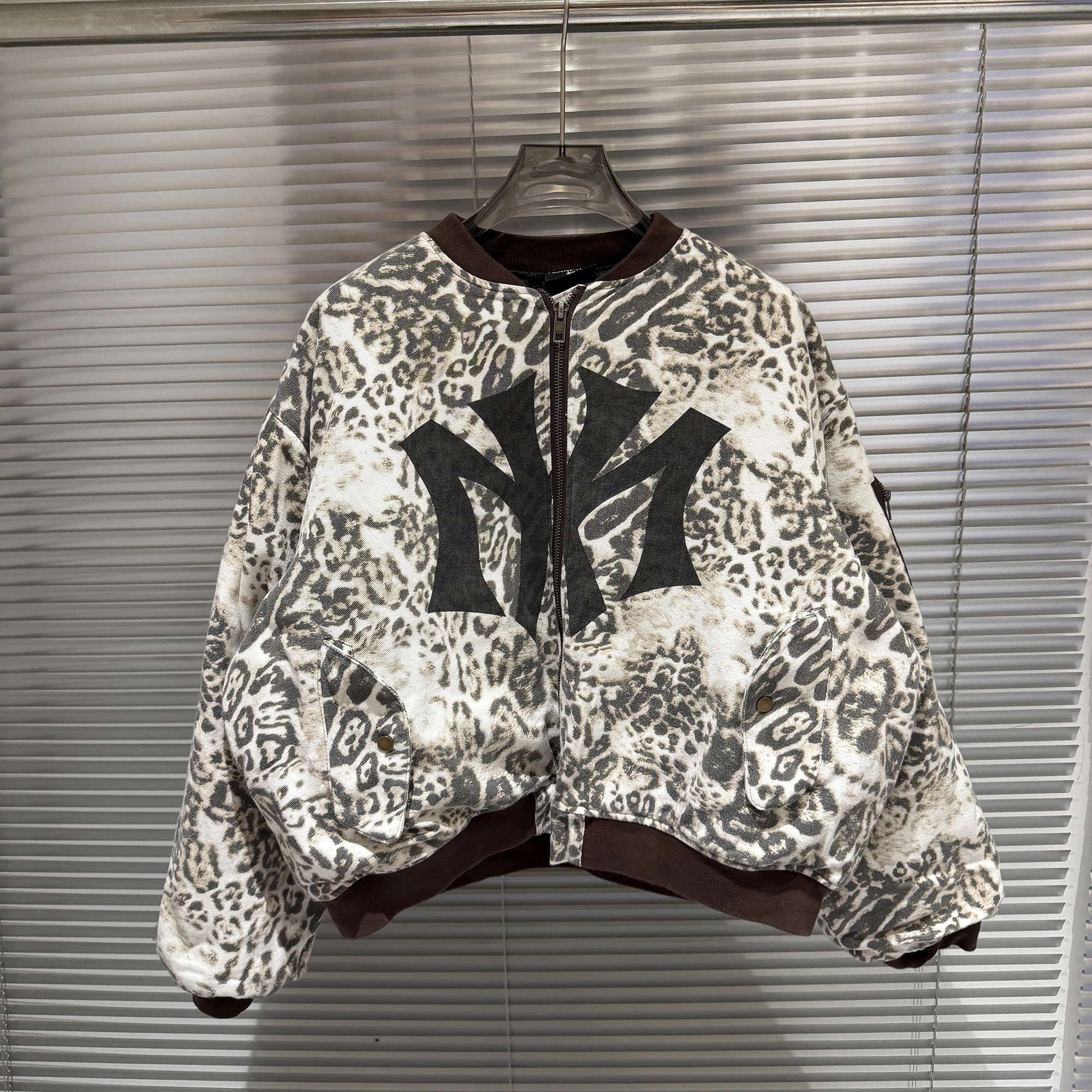 

25ss High Quality Zipper Mowalola Pilot Jacket American Style Street Fashion Men Women Loose Casual Style Leopard Print Vintage