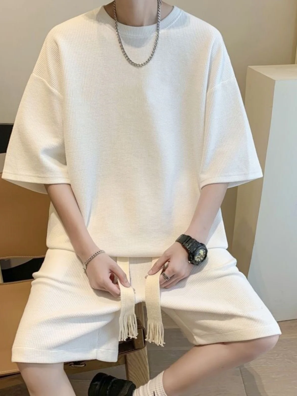 

Летний тонкий повседневный модный комплект для мужчин: трендовая универсальная футболка с коротким рукавом и брюки-капри (комплект из двух предметов)