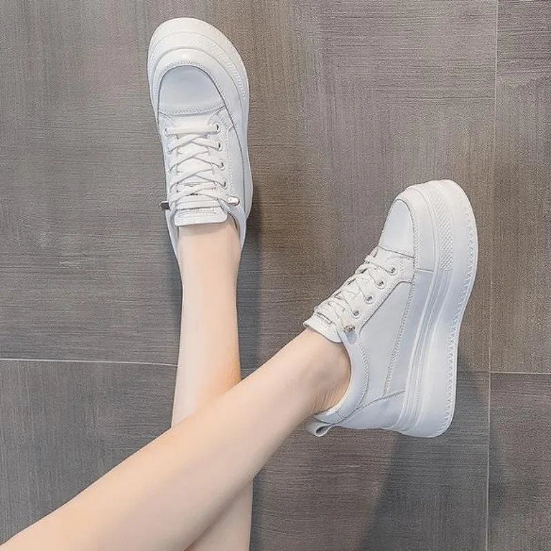 Sepatu kets kulit asli untuk wanita, sepatu sneaker Platform hak tinggi Wedge dengan hak antilembap 8cm untuk wanita