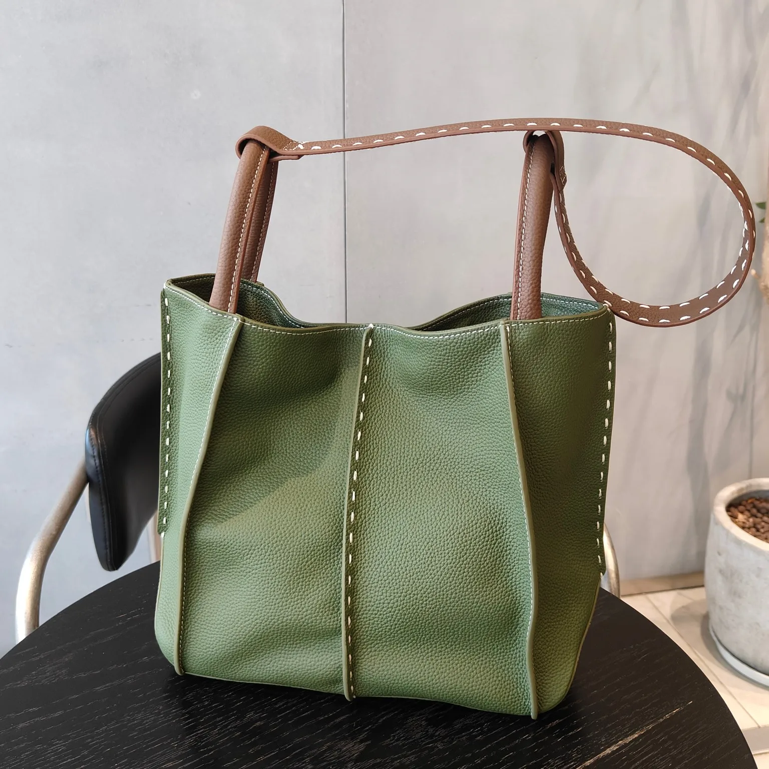 Women's Large Capacity Genuine Leather Shoulder Bag Handbag Stylish Tote Bag Versatile Commuter Bag