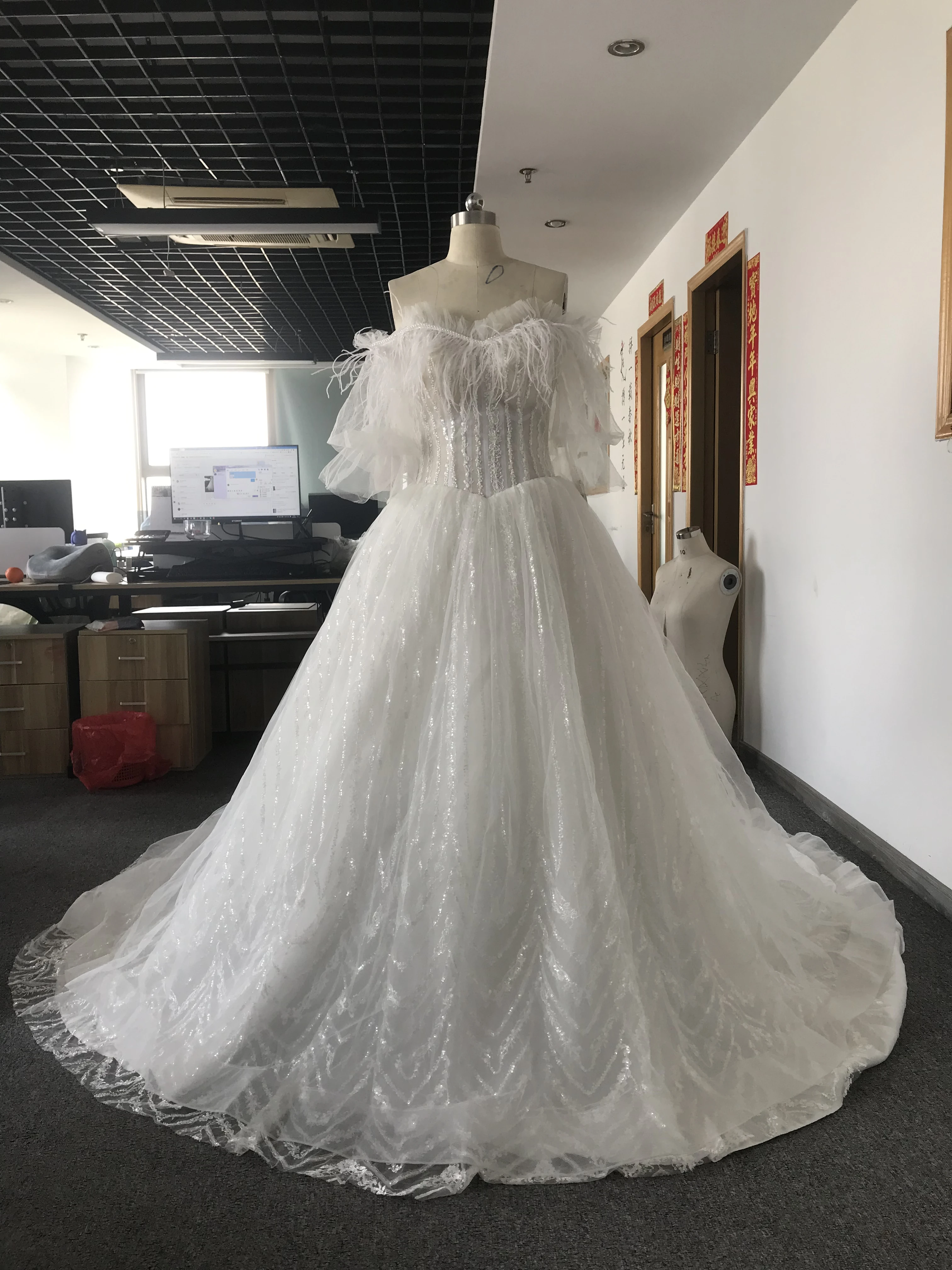 CloverBridal – Robe De Mariée plissée en mousseline et dentelle, bon marché, prête à être expédiée, avec des diamants, à prix réduit, nouvelle collection 1090