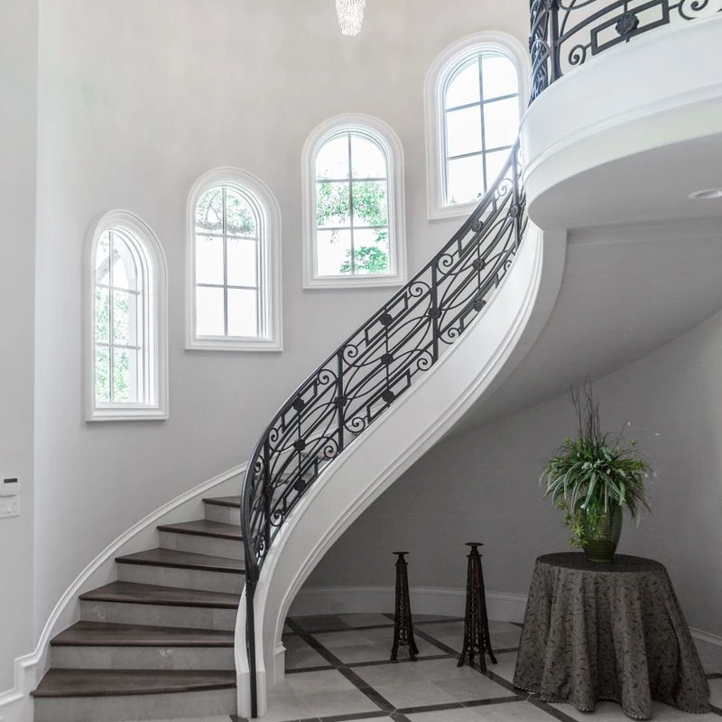 カスタマイズ可能な高級階段デザイン、スチール製ダブルプレートビーム、大理石のステップ、曲線階段、ステンレス鋼の階段手すり付き販売中