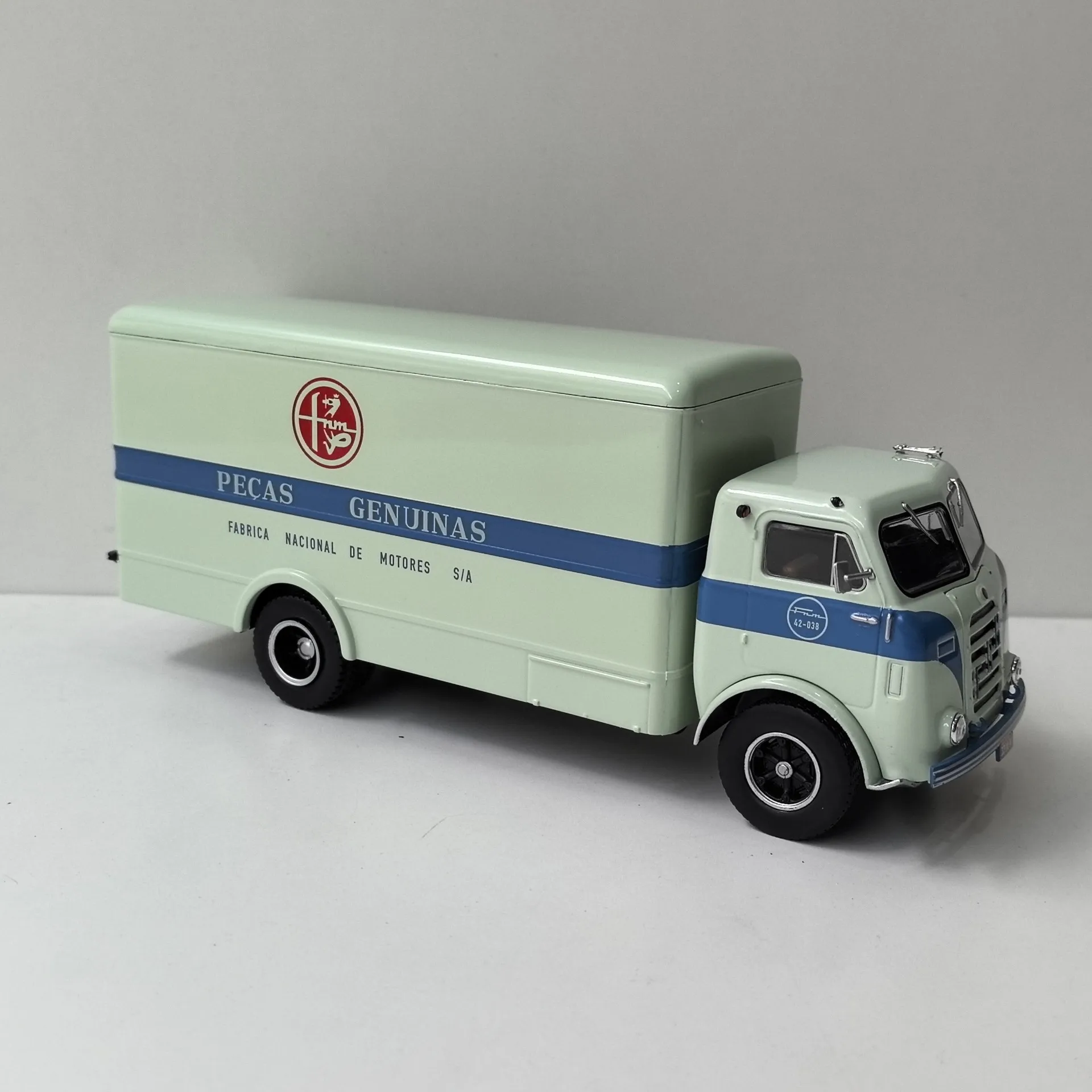 Druckguss IXO 1:43 Maßstab FNM D11000 LKW Van Automodell Frontlegierungskörper Kunststoffauto Modell Sammlerstück Spielzeug Geschenk Souvenir Display
