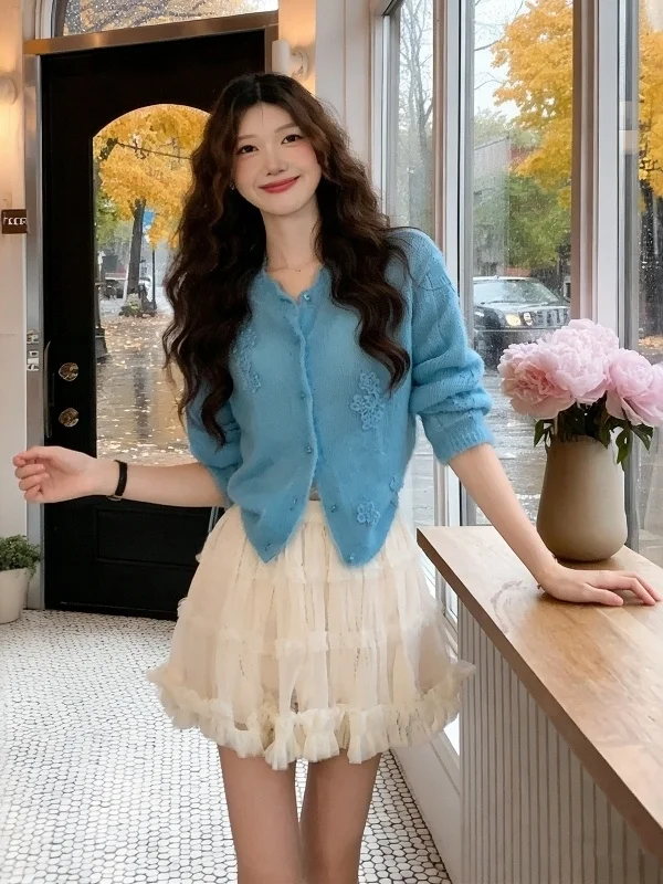 

Spring 2026 Gentle Blue V-Neck Knitted Cardigan Women's Fashion Age-Defying Long Sleeve Short Length Loose Fit Button-Up Sweater