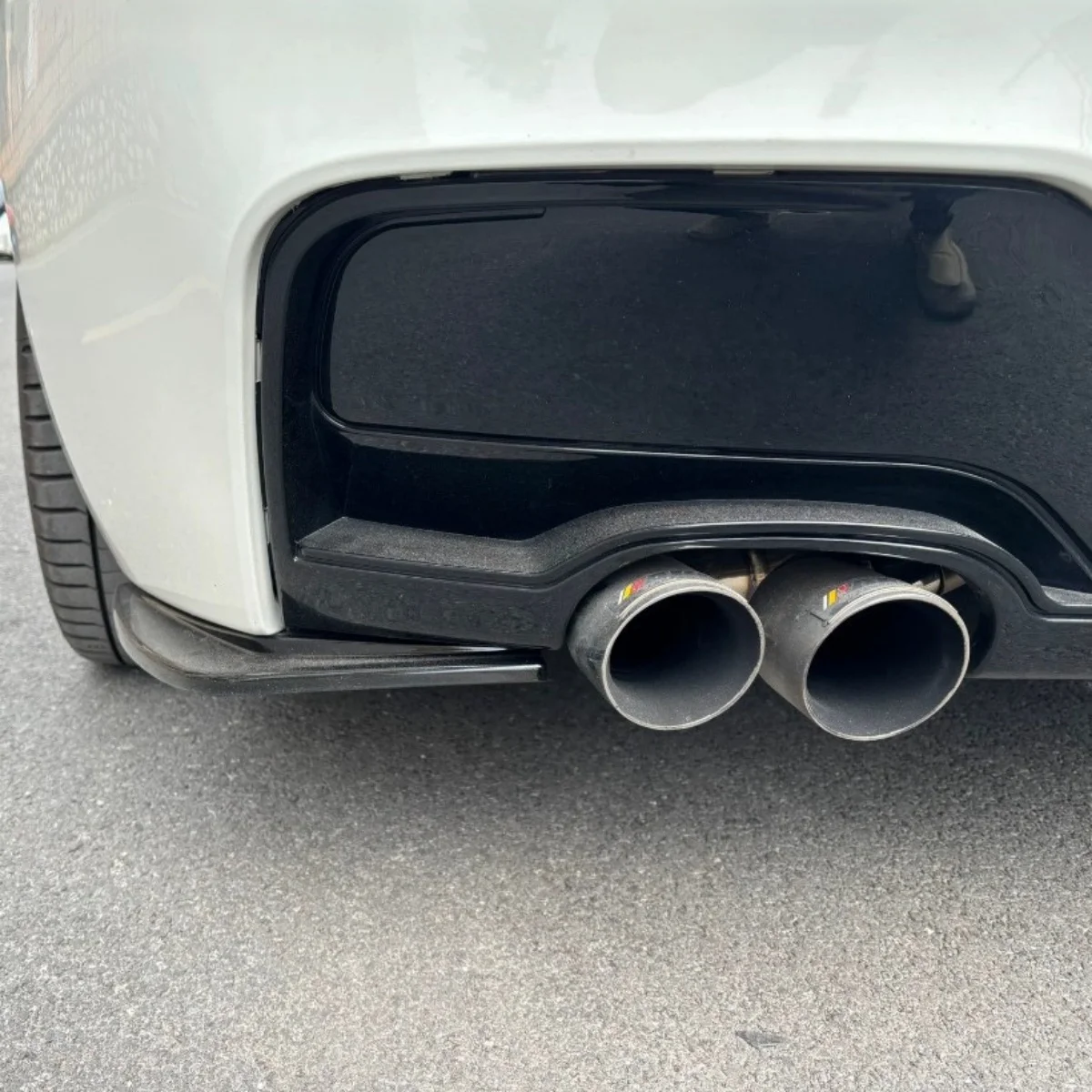 لمعان أسود ماكستون نمط المصد الخلفي الجانب الفاصل لسيارات BMW F20 F21 116d 118d 118i 120i 125i M135i M Sport 2012-2019 LCI ضبط