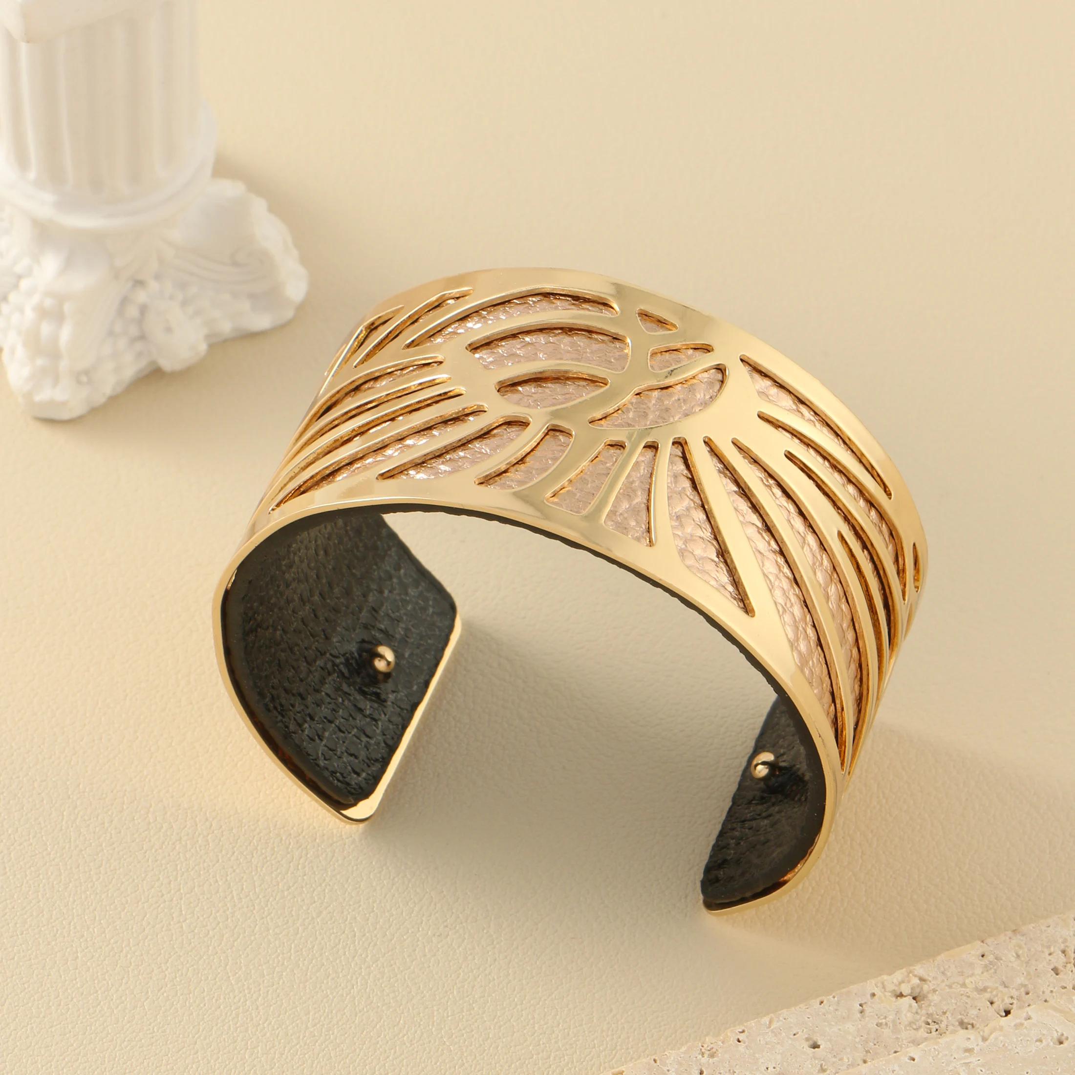 1 set of C-shaped stainless steel gold-plated silver hypoallergenic fashionable open metal hollow decoration women\'s bracelet