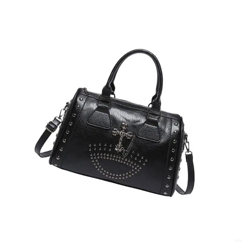 

Женская сумка для плеча с большой способностью с дизайном черепа и шипованными акцентами панк -стиль.