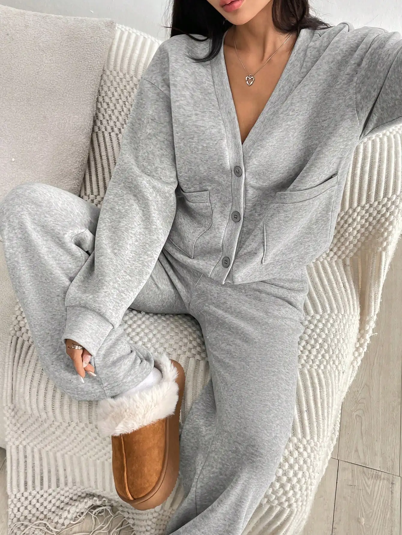 

Женский серый комплект из худи с V-образным вырезом на пуговицах и джоггеров — уютный повседневный костюм из двух предметов