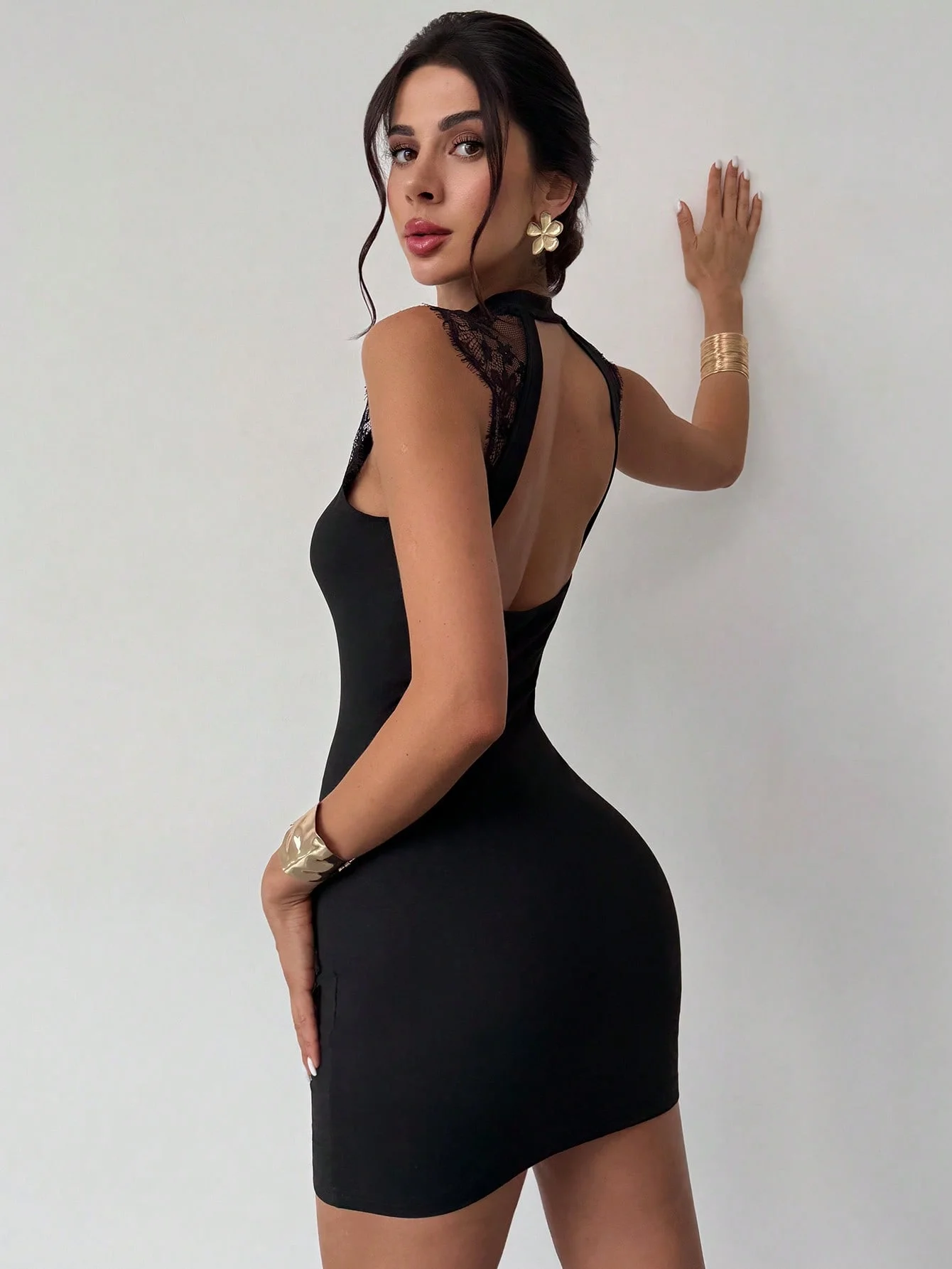 Une robe de soirée noire avec une sensation haut de gamme, une robe slim en patchwork de dentelle pour la période d'anniversaire ambigueuse