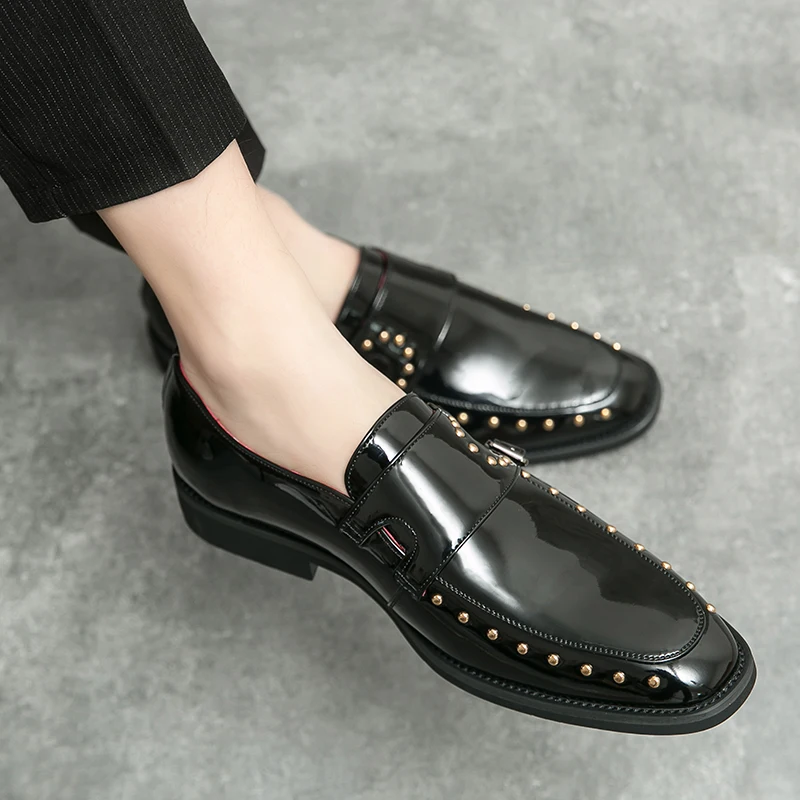 Fashion Golden Derby Shoes Men Stage Performance Shiny Shoes Acrobat Pointed toe Leather Shoes Slip On Male Barber Shoes Casual