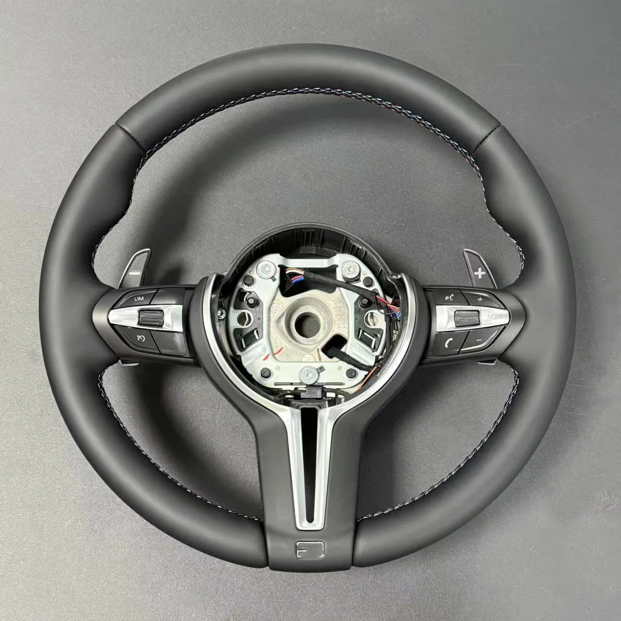 

Оптовая продажа рулевых колес без швов M1 M2 M для моделей F01 F02 F03 F04 F06 F07 F10 F11 F12 F15 F16 F20 F25 F26 F30 F32