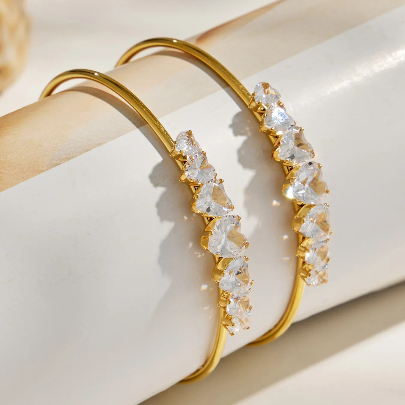 Edelstahl-Manschettenarmbänder mit Herz-Zirkon, Cubic Zirconia Armband, 18k vergoldete Armreifen, zierlicher Schmuck, Geschenk für Frauen – Detail 7