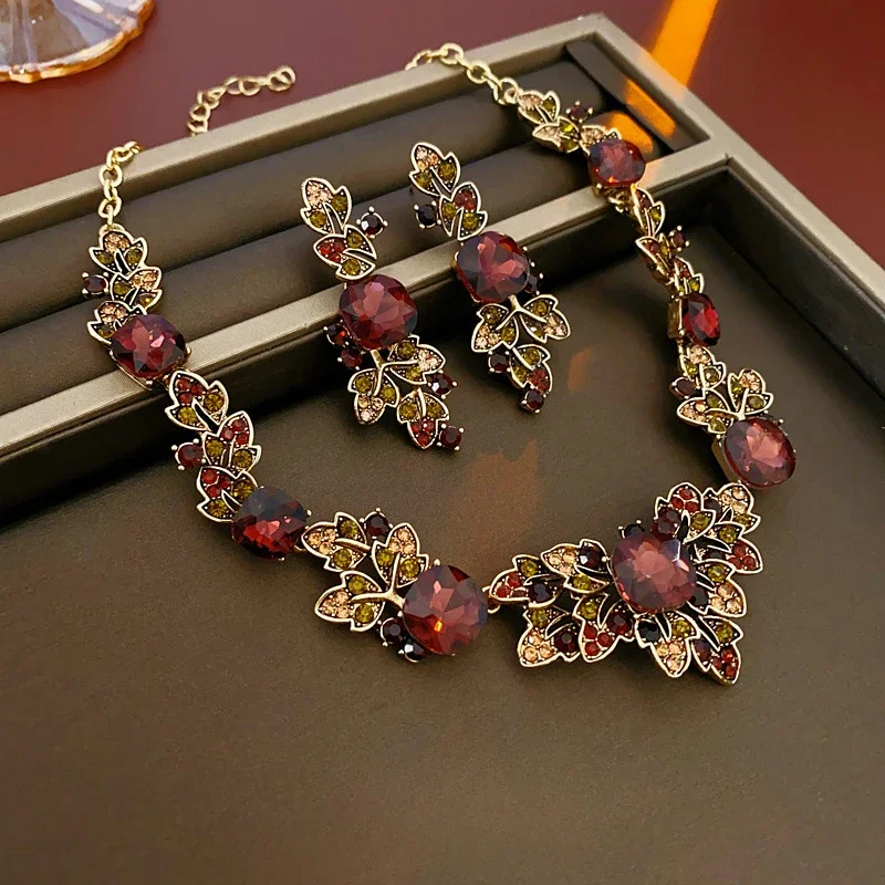 

Vintage Necklace Square leaves set with diamond collarbone chain vintage light luxury high-quality quality jewelry set