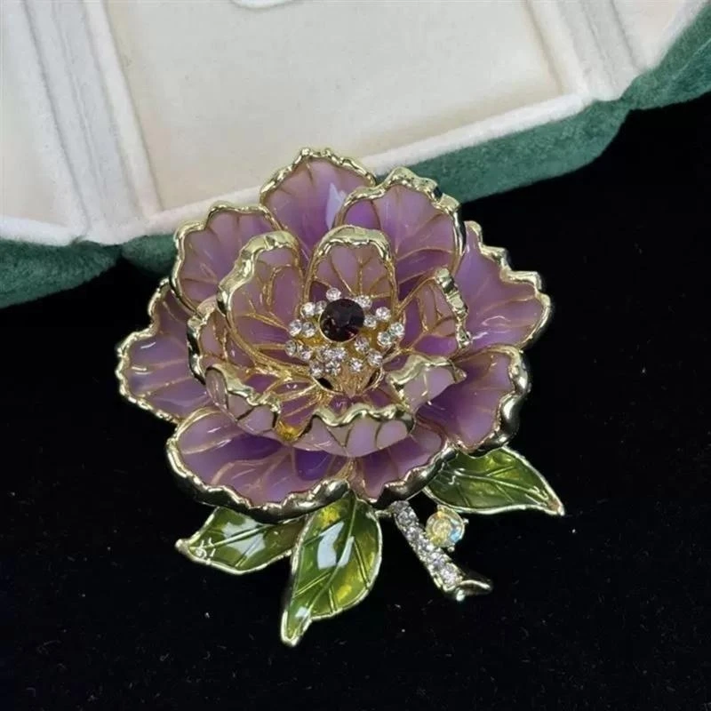 E0BF Dainty Enameled and Pearls Peony Lapel Pin for Women Fashionable Jewelry Pieces for Weddings and Social Gatherings
