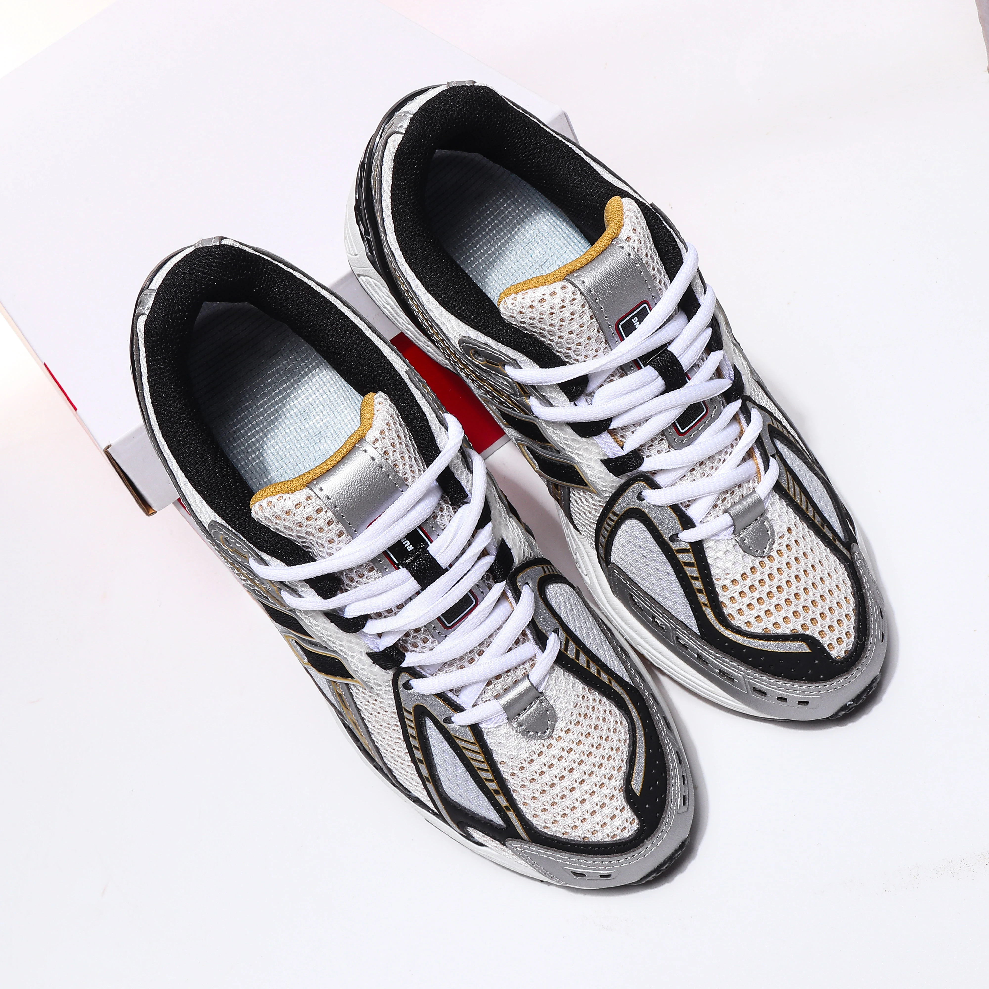 1906 أحذية الجري الرياضية الرجعية باللون الفضي والأبيض والأصفر: أحذية الأب للرجال ذات منصة مسامية، أحذية كاجوال نسائية لزيادة الارتفاع