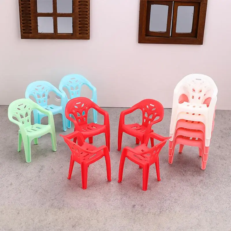 Sedie con schienale in plastica in miniatura per bambini da 4 pezzi, accessori per casa delle bambole, fantastici regali per mobili in scala 1/6
