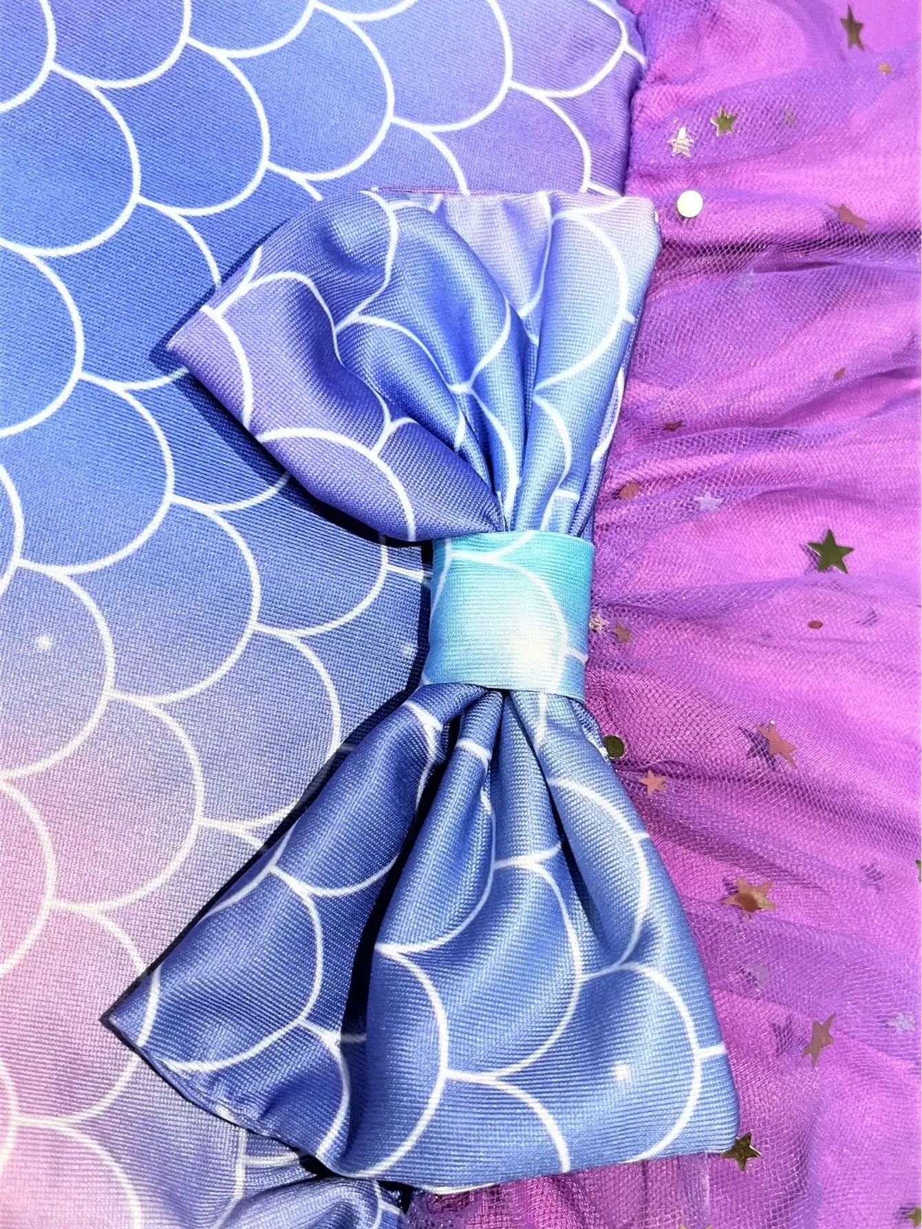 Bezauberndes Mädchen-Sommerkleid - Lila Lotusblatt-Manschette, Meerjungfrauen-Schuppen-Print und Pailletten-Dekoration, Polyester-Netzrock – Detail 6