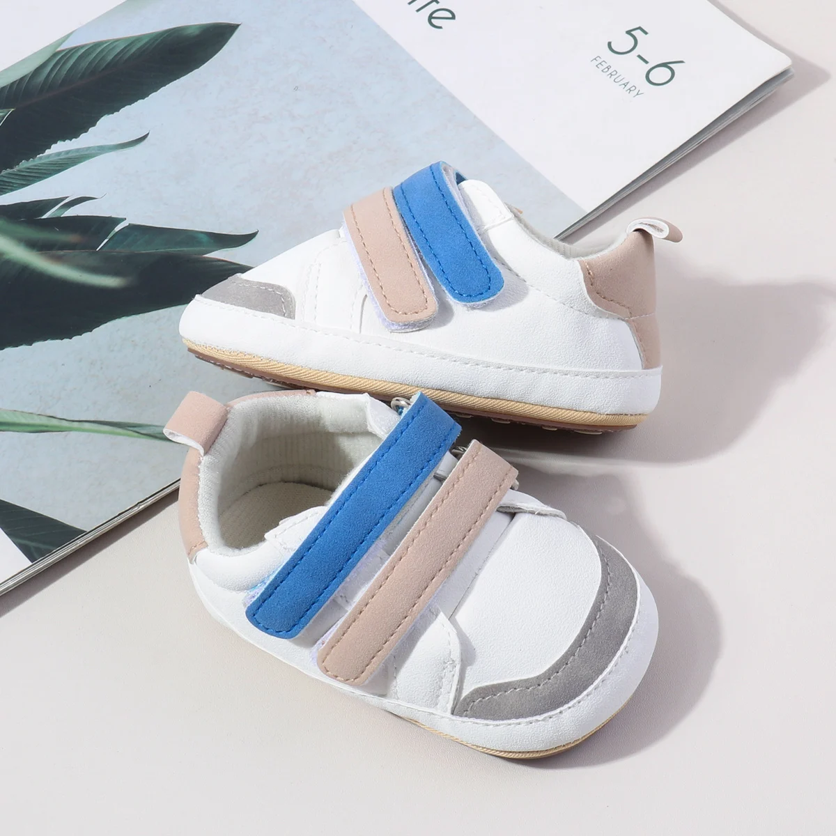 2025 Primavera y otoño, zapatos casuales para niños pequeños con cuero PU y suela TPR para primeros pasos, para bebés y niñas, para interiores y exteriores