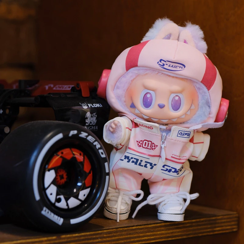 Vestiti da vestire Labubu da 17 cm Tuta da corsa rossa e nera Set rosa Ciondolo Macaron sul davanti Serie ad alta energia Abbigliamento per bambini