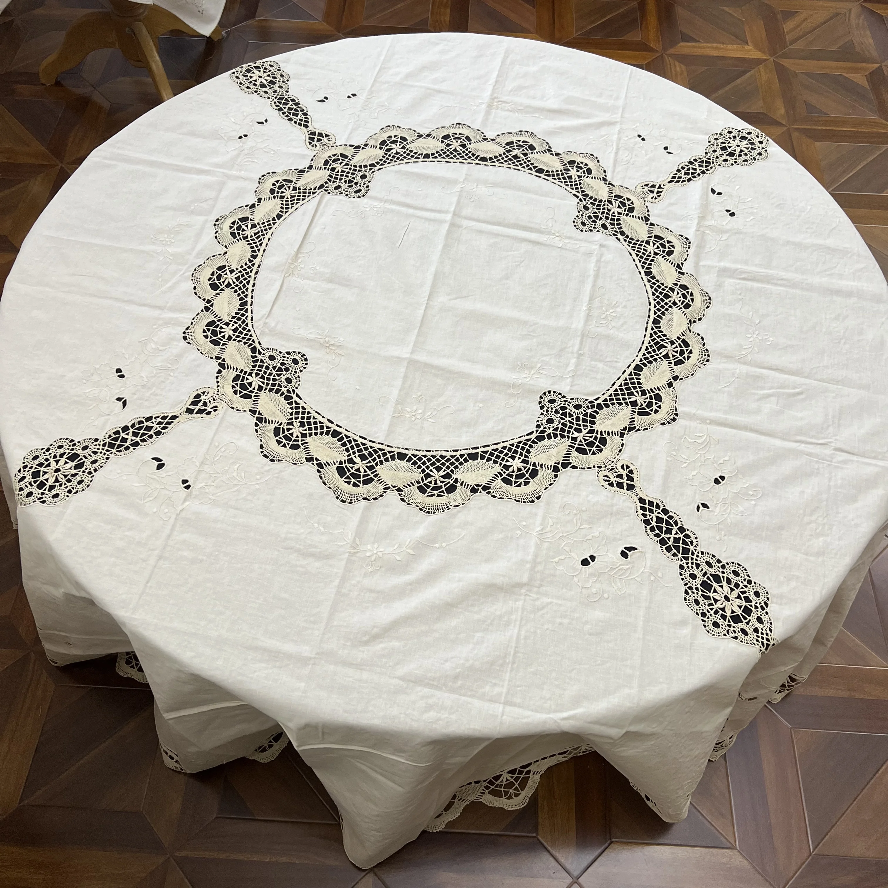 Vintage Baumwoll-Leinen Tischdecke mit Handgemachter Häkelspitze Elegante Bestickte Cutwork-Tischdecke Dekoration für Esszimmer Hochzeit – Detail 4