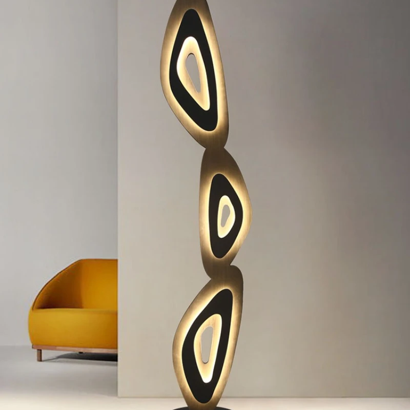 Modernes, einfaches Designer-Modellhaus, Wohnzimmer-Stehlampe, dekoratives Licht und Schattenkunst, kreative Arbeitszimmerboden