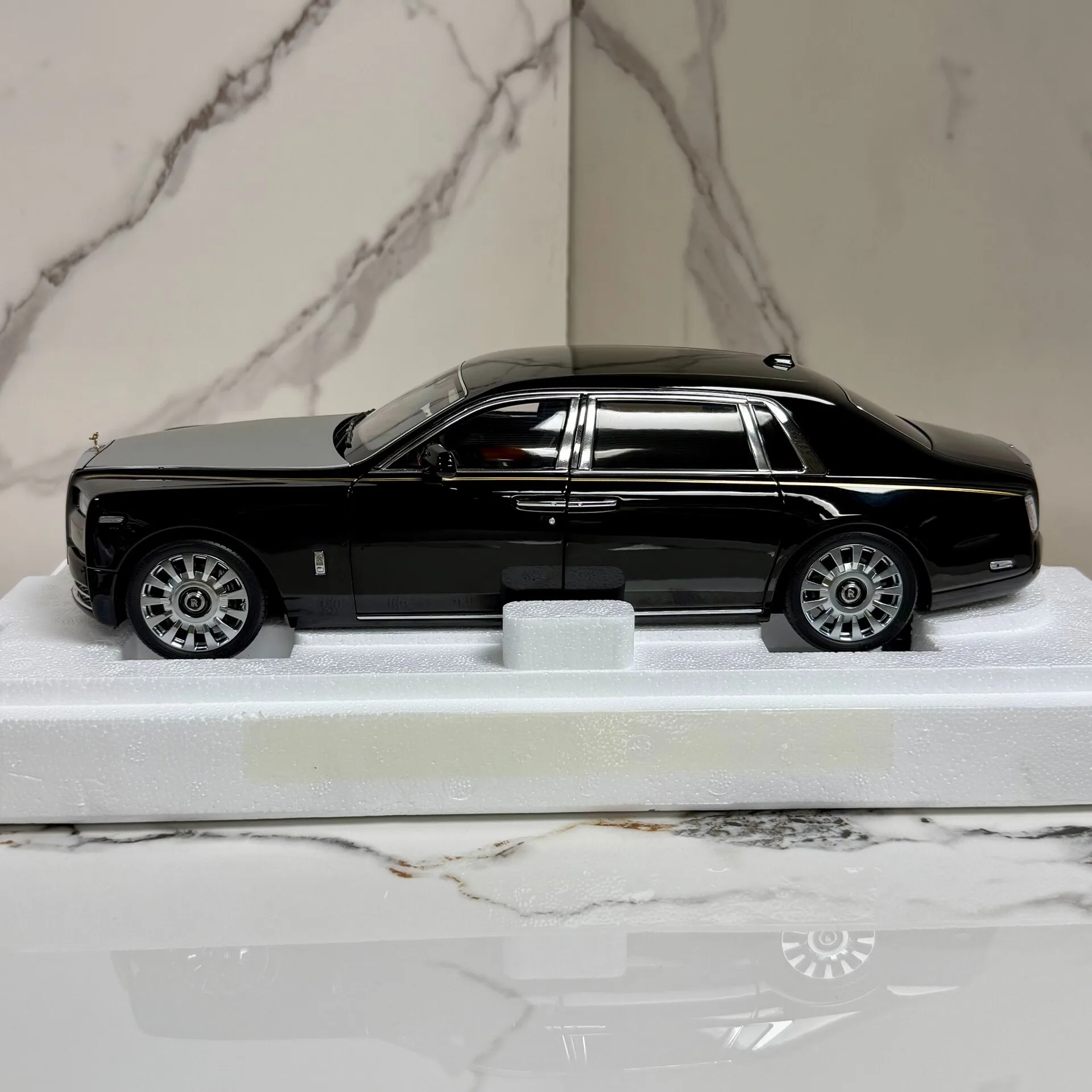 OEM 1:18 Rolls Phantom VIII Black Silver Simulation Limited Edition All Open Alloy Metal Static Car Model Toy Gift