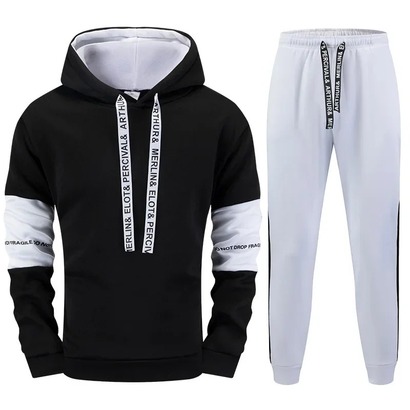 Sweatshirt dan Celana Jogger Warna Hitam Putih Campuran, Busana Kasual Urban, Outfit Terbaru 2025, Setelan Olahraga Pria Baru, Hoodie dan Celana Panjang
