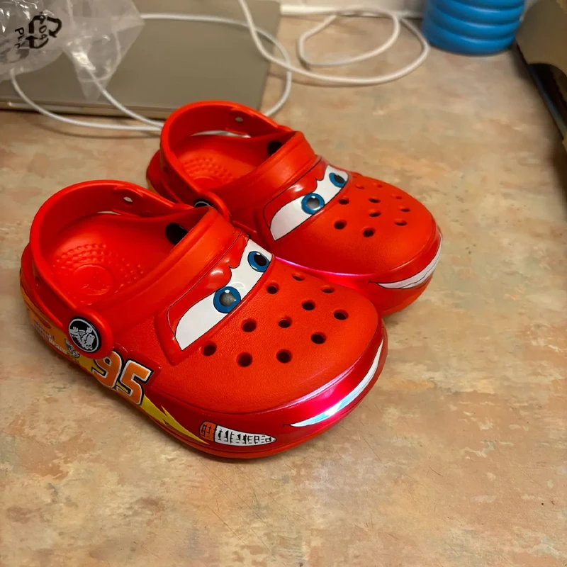 Disney Lightning Mcqueen buty Led podświetlane samochodem buty dla dzieci animacja dziecięce sandały plażowe wodoodporne dziury dno chłopcy